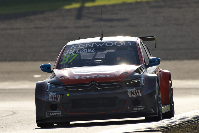 決勝の2レース目の「メインレース」においてトップを走行していたロペス選手が、レース終了間際に68号車「シトロエンCエリーゼWTCC」のイヴァン・ミューラー選手に優勝を譲った