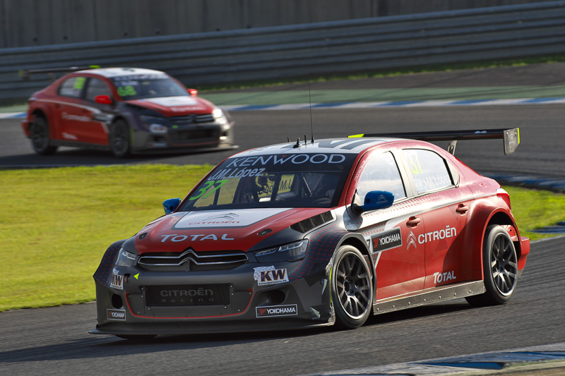 決勝の2レース目の「メインレース」においてトップを走行していたロペス選手が、レース終了間際に68号車「シトロエンCエリーゼWTCC」のイヴァン・ミューラー選手に優勝を譲った