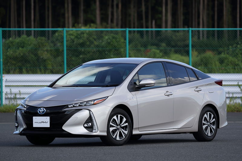 今冬に日本国内での発売を予定している新型「プリウスPHV」。ボディサイズは4645×1760×1470mm（全長×全幅×全高）で、ホイールベースは2700mm