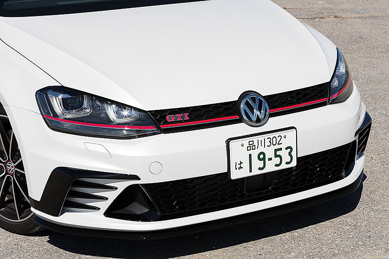 エクステリアはトラック エディションと同様の専用エクステリア（ハニカムフロントグリル、フロント＆リアバンパー、リアスポイラー）を採用。外観でもっとも異なるのはアルミホイール＆タイヤで、トラック エディションが19インチアルミホイール（7.5J×19＆225/35 R19）なのに対し、ストリート エディションでは18インチアルミホイール（7.5J×18＆225/40 R18）を採用