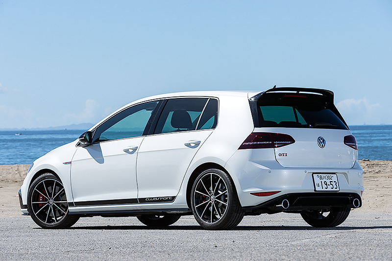 8月に発売されたばかりの「ゴルフ GTI クラブスポーツ ストリート エディション」は、「ゴルフ GTI」の生誕40周年を記念した特別限定車「ゴルフ GTI クラブスポーツ」の第2弾モデル。ディープブラックパールエフェクト（165台限定）とオリックスホワイト マザーオブパールエフェクト（185台限定）を設定し、価格は449万9000円。ボディサイズは4275×1800×1470mm（全長×全幅×全高）、ホイールベース2635mm