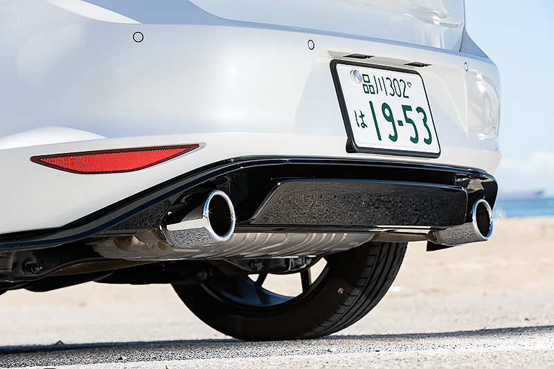 エクステリアはトラック エディションと同様の専用エクステリア（ハニカムフロントグリル、フロント＆リアバンパー、リアスポイラー）を採用。外観でもっとも異なるのはアルミホイール＆タイヤで、トラック エディションが19インチアルミホイール（7.5J×19＆225/35 R19）なのに対し、ストリート エディションでは18インチアルミホイール（7.5J×18＆225/40 R18）を採用