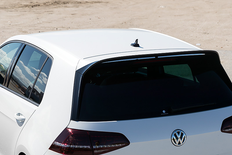 エクステリアはトラック エディションと同様の専用エクステリア（ハニカムフロントグリル、フロント＆リアバンパー、リアスポイラー）を採用。外観でもっとも異なるのはアルミホイール＆タイヤで、トラック エディションが19インチアルミホイール（7.5J×19＆225/35 R19）なのに対し、ストリート エディションでは18インチアルミホイール（7.5J×18＆225/40 R18）を採用