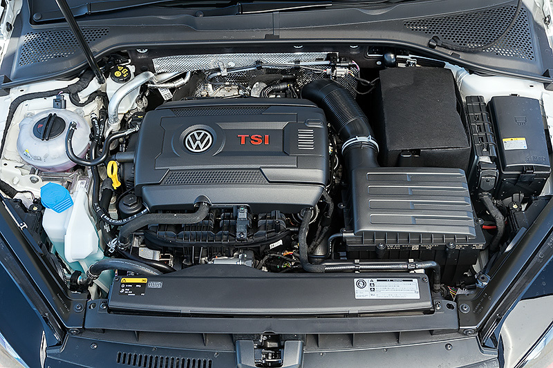 パワートレーンは最高出力195kW（265PS）/5350-6600rpm、最大トルク350Nm（35.7kgm）/1700-5300rpmを発生する直列4気筒2.0リッター直噴ターボエンジンに6速DSGの組み合わせ。トラック エディションと同じくキックダウンした際に約10秒間にわたって最高出力が290PS、最大トルクが380Nmまで高められる「ブースト機能」も搭載