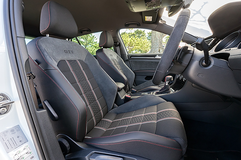 インテリアではトラック エディションと異なるGTIと同形状の専用ファブリック＆アルカンターラシートを採用するとともに、赤いステアリングセンターマークを配した「GTI」ロゴ付アルカンターラ巻き専用ステアリングホイールなどを装備