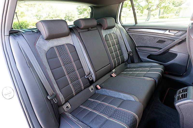 インテリアではトラック エディションと異なるGTIと同形状の専用ファブリック＆アルカンターラシートを採用するとともに、赤いステアリングセンターマークを配した「GTI」ロゴ付アルカンターラ巻き専用ステアリングホイールなどを装備