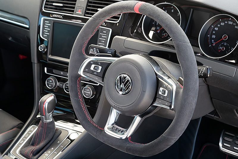 インテリアではトラック エディションと異なるGTIと同形状の専用ファブリック＆アルカンターラシートを採用するとともに、赤いステアリングセンターマークを配した「GTI」ロゴ付アルカンターラ巻き専用ステアリングホイールなどを装備