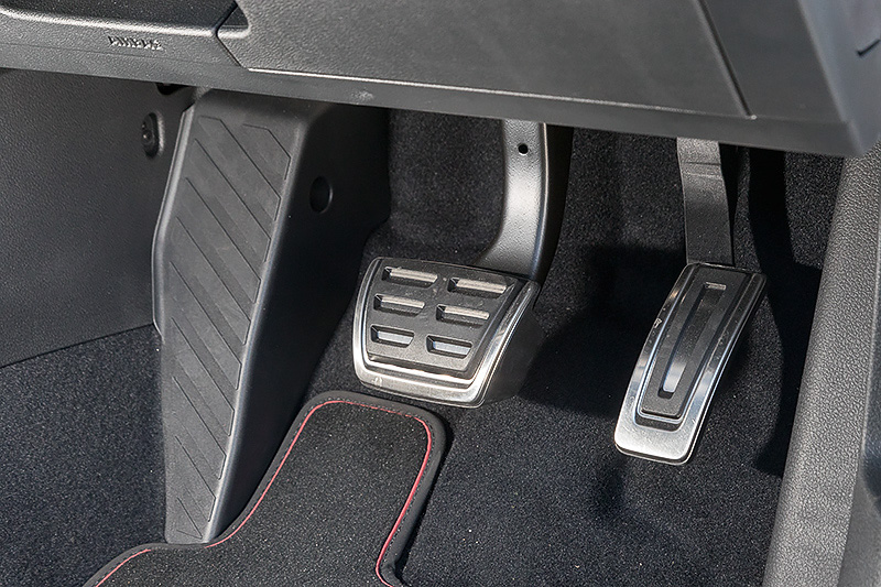 インテリアではトラック エディションと異なるGTIと同形状の専用ファブリック＆アルカンターラシートを採用するとともに、赤いステアリングセンターマークを配した「GTI」ロゴ付アルカンターラ巻き専用ステアリングホイールなどを装備