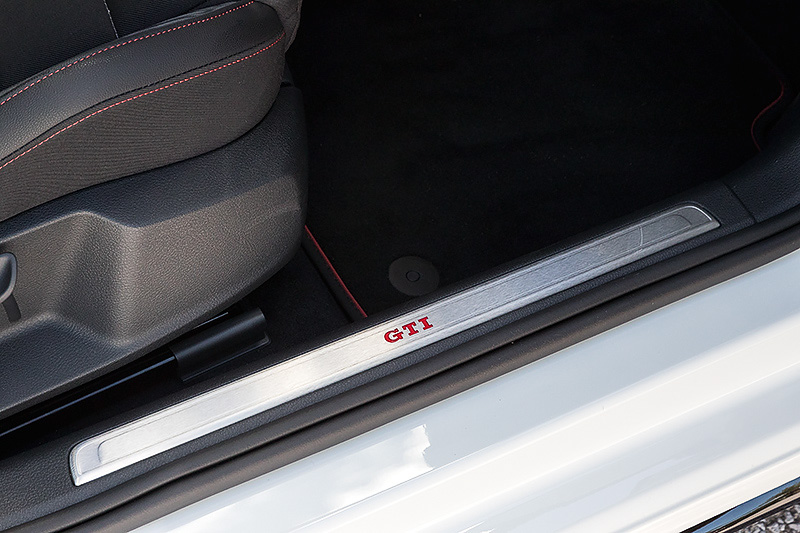 インテリアではトラック エディションと異なるGTIと同形状の専用ファブリック＆アルカンターラシートを採用するとともに、赤いステアリングセンターマークを配した「GTI」ロゴ付アルカンターラ巻き専用ステアリングホイールなどを装備