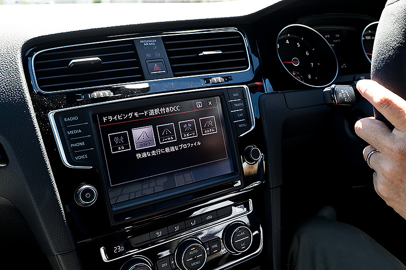 ドライブモードは「エコ」「コンフォート」「ノーマル」「スポーツ」「カスタム」の5種類を設定する