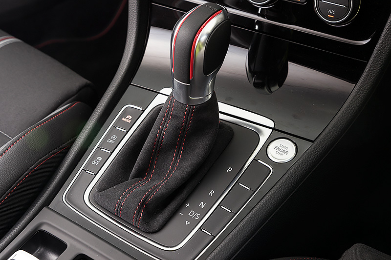 インテリアではトラック エディションと異なるGTIと同形状の専用ファブリック＆アルカンターラシートを採用するとともに、赤いステアリングセンターマークを配した「GTI」ロゴ付アルカンターラ巻き専用ステアリングホイールなどを装備