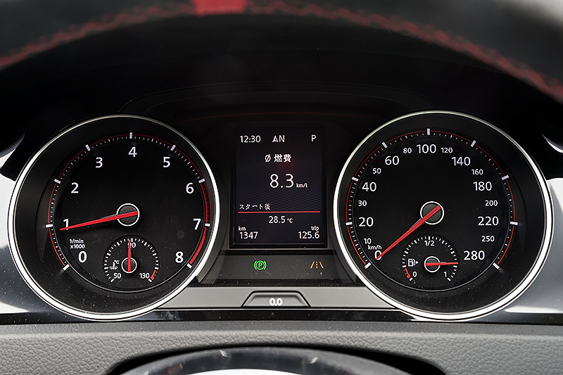 インテリアではトラック エディションと異なるGTIと同形状の専用ファブリック＆アルカンターラシートを採用するとともに、赤いステアリングセンターマークを配した「GTI」ロゴ付アルカンターラ巻き専用ステアリングホイールなどを装備