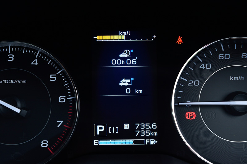 カラーディスプレイの表示内容。燃費情報などの表示に加え、アイサイトの設定変更なども可能