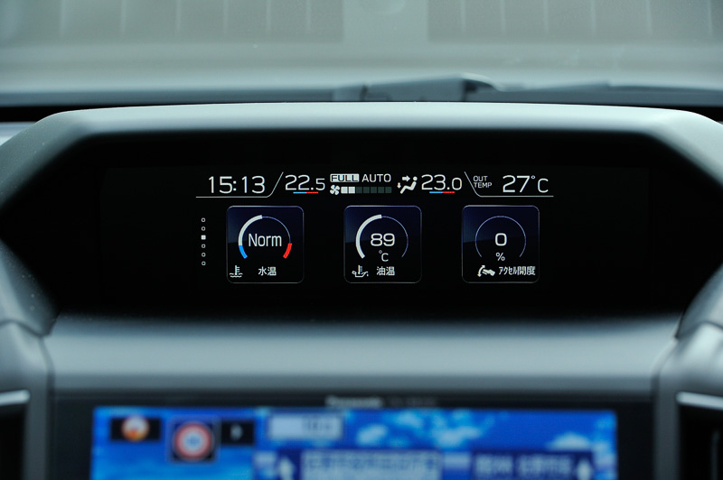 インパネ中央上部に6.3インチのマルチファンクションディスプレイを設置。灯火類の点灯状況やアイサイトの作動内容、航続可能距離などの情報をイラストなどを使って表示する