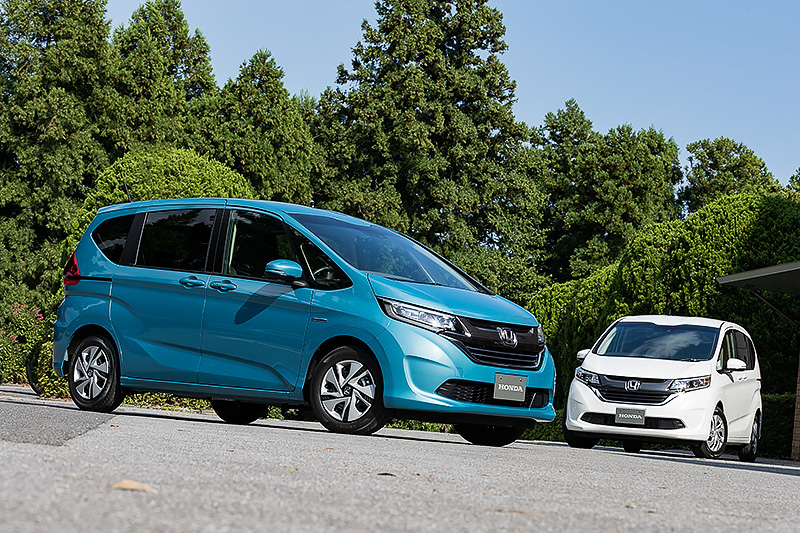 新型フリード。ガソリンエンジン車とハイブリッド車の外観上の違いはバッジとフロントグリルのブルーメッキなどごくわずか