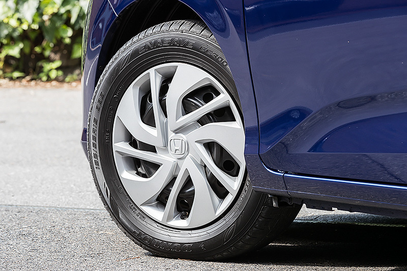 タイヤサイズは全車185/65 R15。HYBRID EXのみアルミホイールが標準