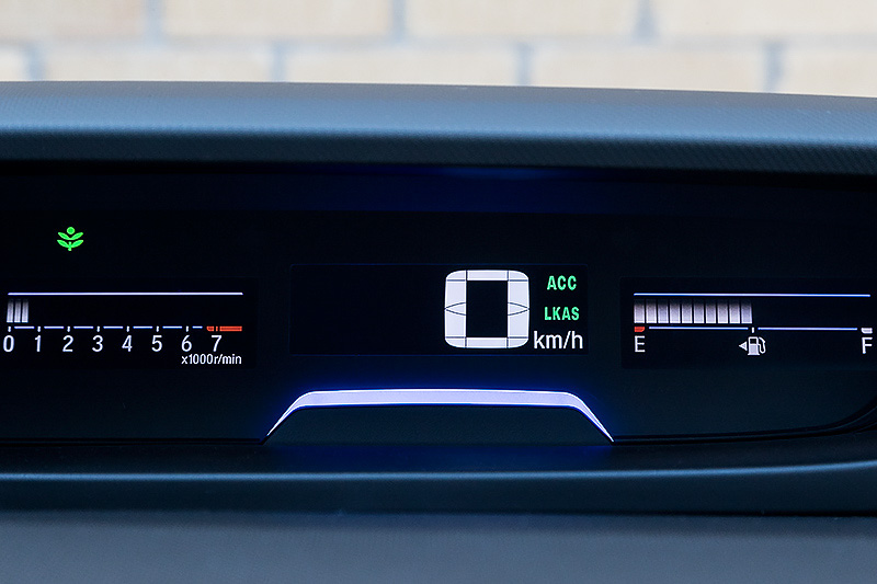 スピードメーター下のLEDは色の変化でエコ運転をサポート