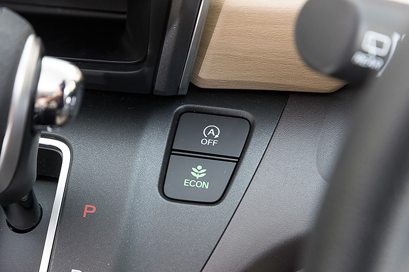 シフト横にアイドリングストップのON/OFFボタンなど