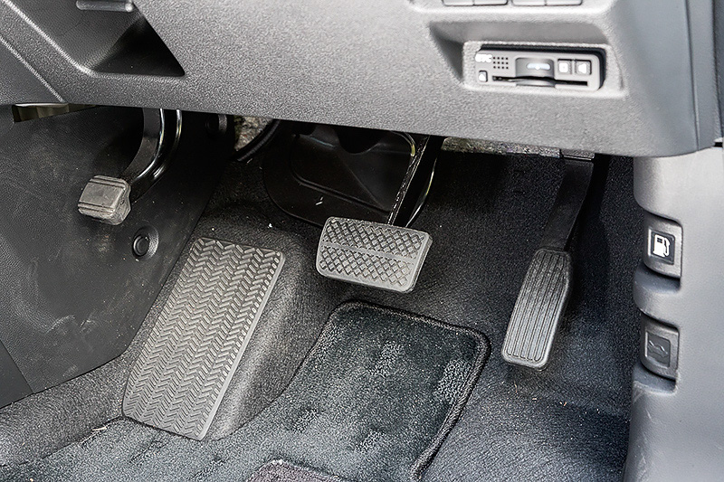 ペダルまわり。サイドブレーキは足踏み式