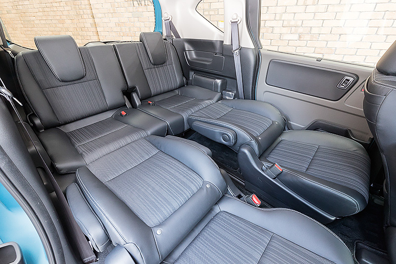 2列目＆3列目でのフルフラットシート。1列目＆2列目でも可能