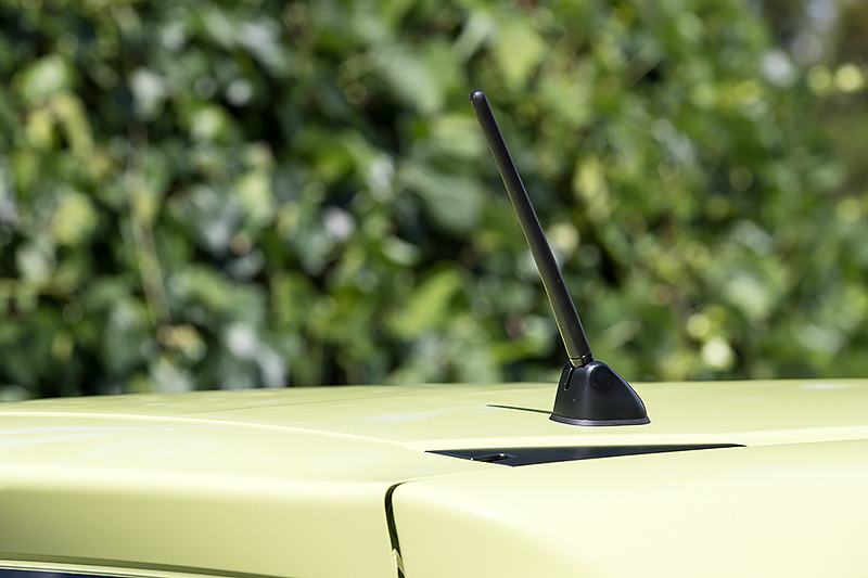 アンテナはロッドタイプ。リアエンド右側にオフセットして配置される