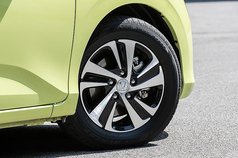 タイヤサイズは185/65 R15