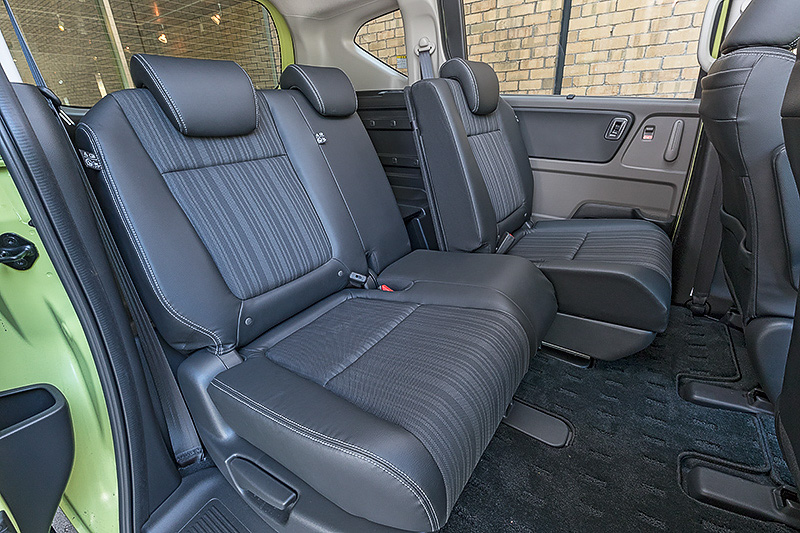 2列目はベンチタイプで6:4分割分割可倒式になる