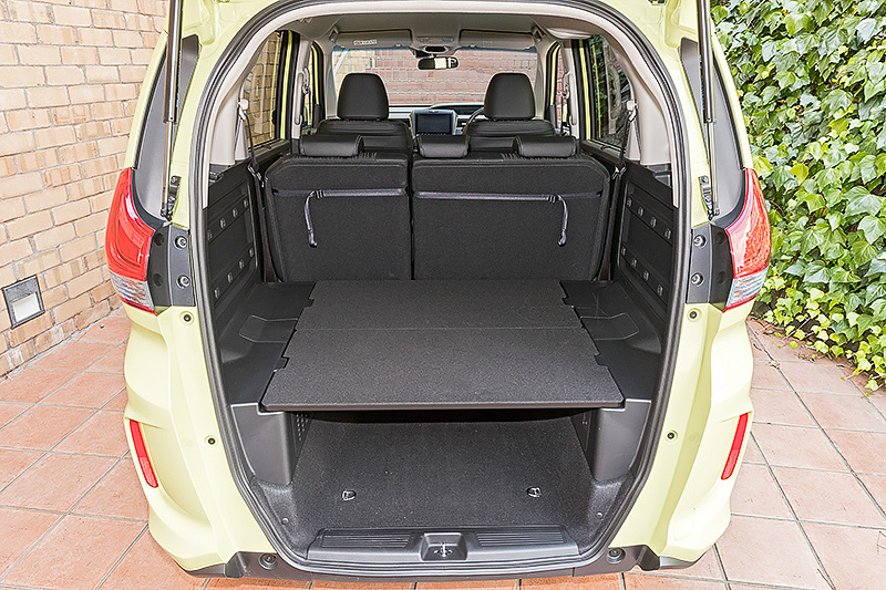 ラゲッジルームには荷物を2段で収納できるユーティリティボードを装備