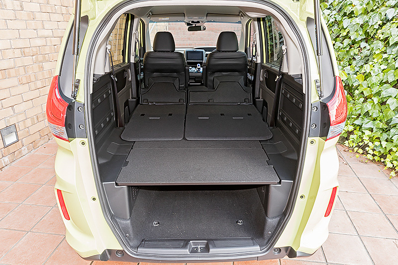 シートバックのボードを展開するとフラットラゲッジスペースが誕生