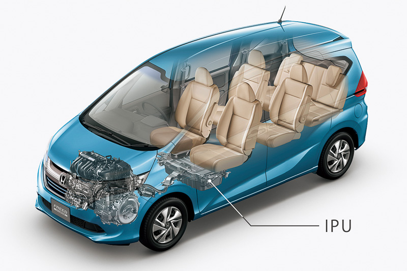 同じi-DCDを採用する3代目「フィット」から「IPU」の前後長を55mm短縮し、重量は43kgから37kgに軽量化。コンパクトサイズとすることでフロントシート下のフレーム間に搭載できるようになった