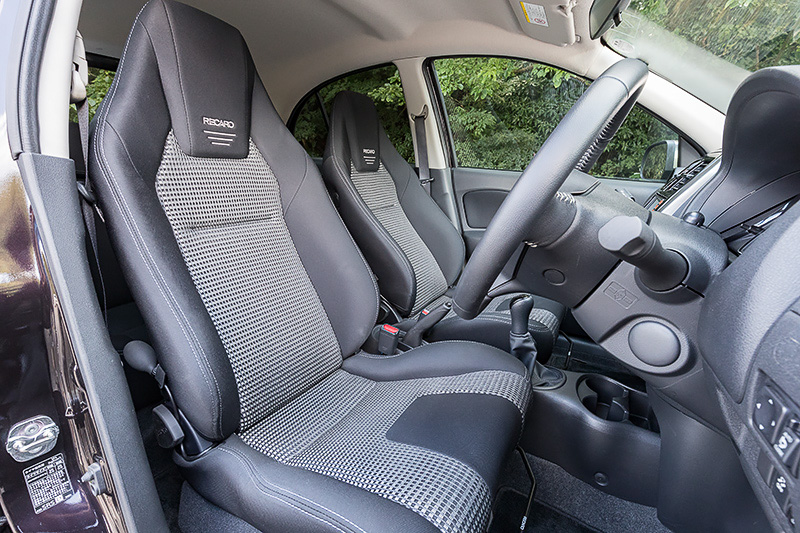 ブラック基調のインテリアでは本革巻き3本スポークステアリング、220km/hスケールのファインビジョンメーター、アルミ製のアクセル・ブレーキ・クラッチペダルを採用するとともに、ヘッドレスト一体型のレカロ製セミバケットシート「LX-F」を標準装備。さらに5速MTは取り付け剛性の引き上げにより操作感をアップさせている。リアシート地も専用品