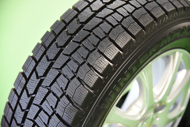 「ナノフィットゴム」をさらに進化させた「超密着ナノフィットゴム」を採用し、トレッドパターンでは「MAXXシャープエッジ」をベースに最適化を追究した「MAXXグリップパターン」を導入して氷上ブレーキ性能やブレーキ性能、コーナーリング性能を強化