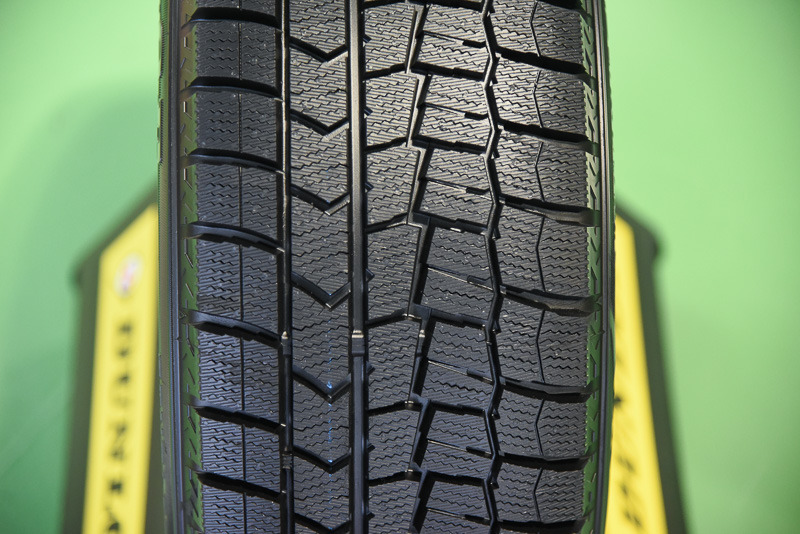 「ナノフィットゴム」をさらに進化させた「超密着ナノフィットゴム」を採用し、トレッドパターンでは「MAXXシャープエッジ」をベースに最適化を追究した「MAXXグリップパターン」を導入して氷上ブレーキ性能やブレーキ性能、コーナーリング性能を強化