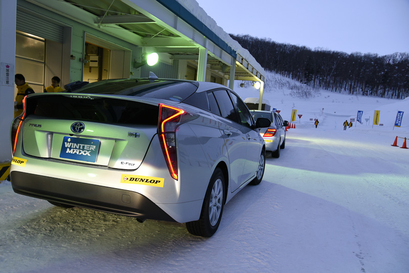試乗会は北海道にあるダンロップのテストコースで早朝から実施された