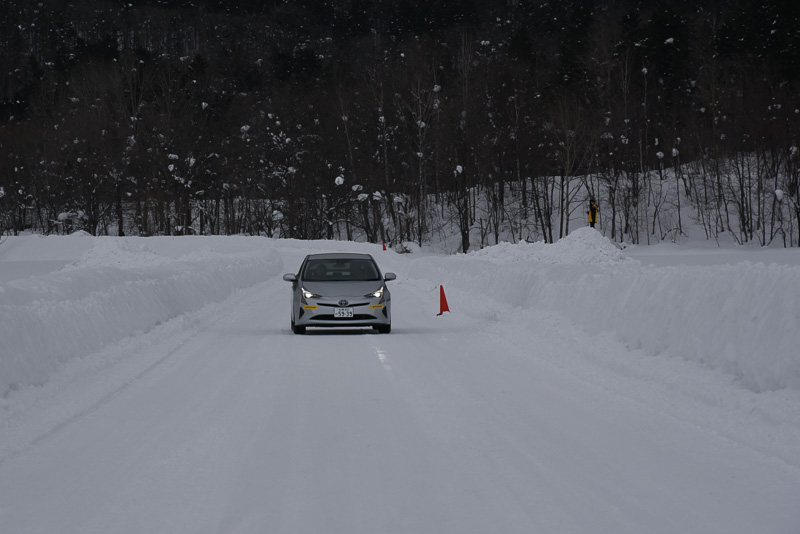 ウインター マックス 02はブレーキングでも完全停止の直前まで減速度が一定（写真の試乗車はプリウス）