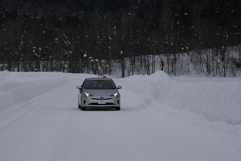 ウインター マックス 02はブレーキングでも完全停止の直前まで減速度が一定（写真の試乗車はプリウス）
