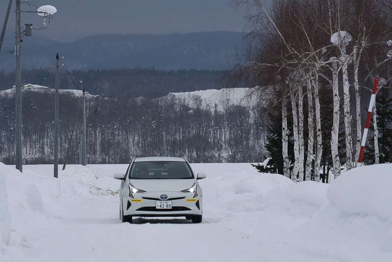 一般道での試乗では、前後輪のバランスが01よりも向上して車体の安定性が増した印象。滑りやすい路面でもプリウス後輪のモーター駆動力をしっかりと路面に伝え、確実に後ろから車体を押す力を実感