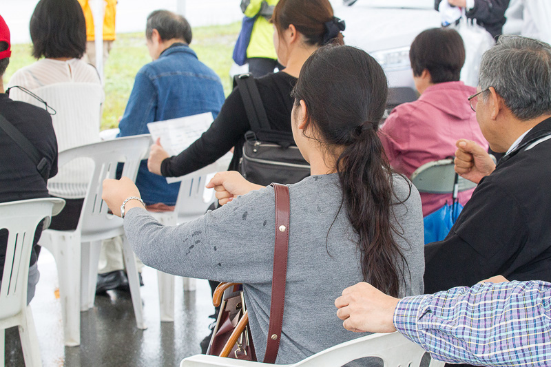 コースサイドの待機所でインストラクター紹介と運転前のミーティング。声を覚えてもらえるよう、各インストラクターは大きな声で名前を名乗っていた。ここでステアリングのルール確認なども行なう