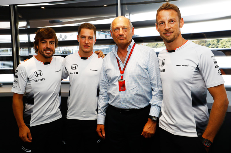 2017年にジェンソン・バトン（写真右）に変わり、ストフェル・バンドーン（写真中央左）がフェルナンド・アロンソ（写真左）とレースドライバーを務める。写真中央右はマクラーレン会長兼CEOのロン・デニス氏