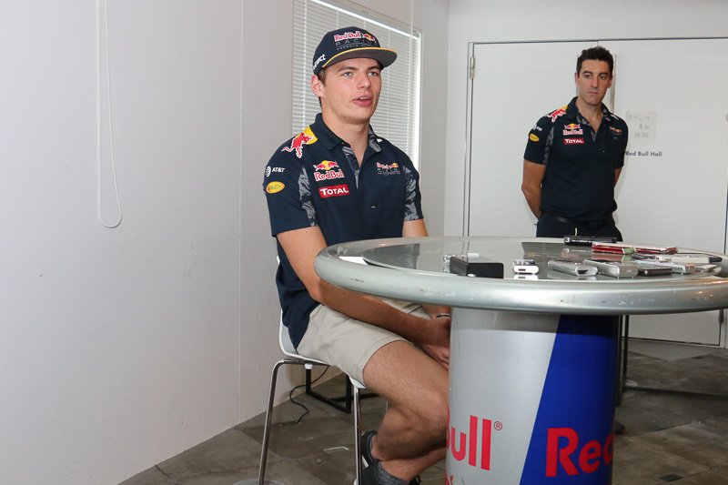 Q＆Aセッションの合間にソファーでスマートフォンを操作するフェルスタッペン選手。画面に映っているのは、もしかして「ポケモンGO」？