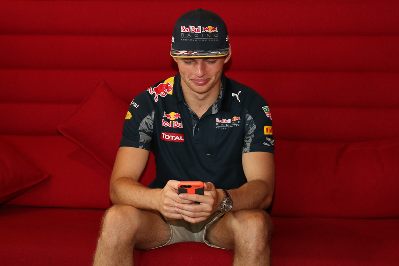 Q＆Aセッションの合間にソファーでスマートフォンを操作するフェルスタッペン選手。画面に映っているのは、もしかして「ポケモンGO」？