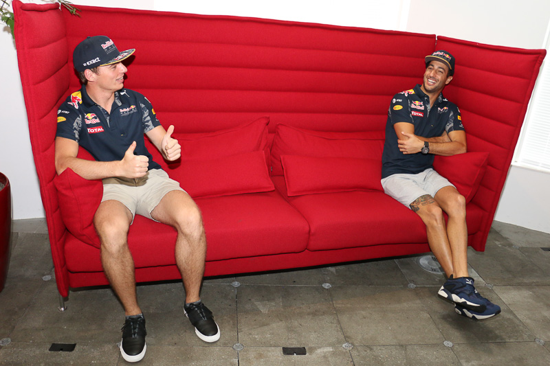 ソファーに腰掛けてのフォトセッションでは、両選手は最初に敢えて離れて座り、それから何事か語り合ったあと、笑いながら置かれていたクッションを積み上げ「壁」を作り始めた