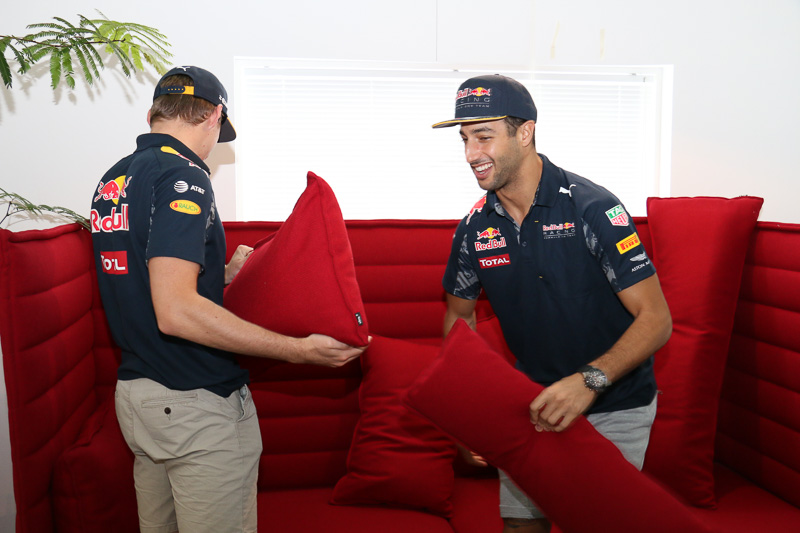 両選手は会場にいるあいだ終始和やかな雰囲気で、ときおり話しては笑い合っており、良好な関係性が見て取れた