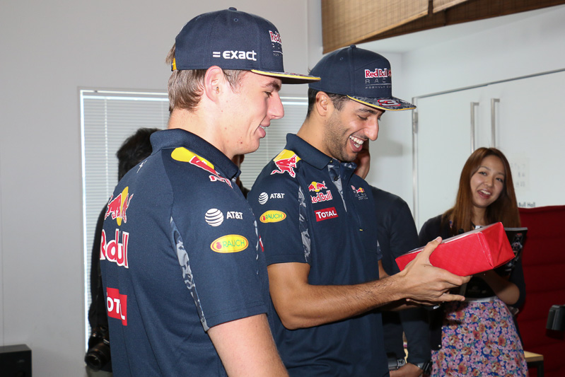 取材に足を運んだ記者から両選手にプレゼントが贈られた。以前に「日本のウイスキーを飲むことを楽しみにしている」とコメントしていたリカルド選手にはサントリーの白州。これに対し、9月30日に19歳の誕生日を迎えたばかりで（日本では）未成年のフェルスタッペン選手には、なんと牛乳！