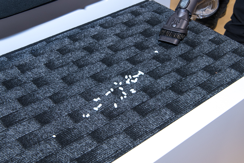 床面に落ちた大きなゴミを吸引できる「コンビネーションノズル」