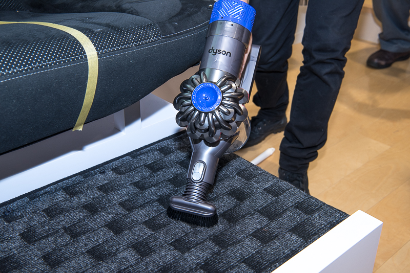 床にこびり付いた泥汚れなどを掻き取る「ハードブラシ」