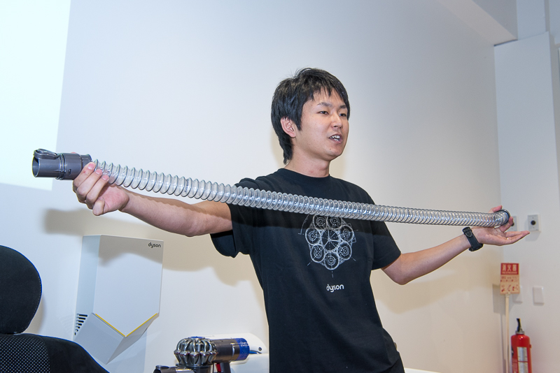 「延長ホース」は1.2mまで伸ばすことができ、シートの下などを掃除しやすくなる