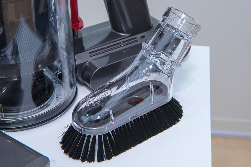 柔らかい毛のブラシとなっており、カーナビの液晶ディスプレイなどに付着したホコリを撫でるように吸引できる「ミニソフトブラシ」