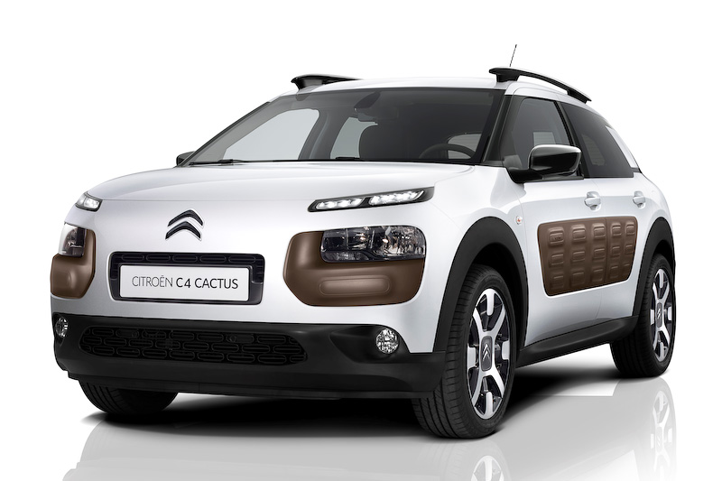 ライトユニットまわりや前後ドアに熱可塑性ポリウレタン製の「AIRBUMP」を採用するC4 CACTUS。ボディサイズは4155×1735×1530mm（全長×全幅×全高）、ホイールベース2595mm。車両重量は1070kg