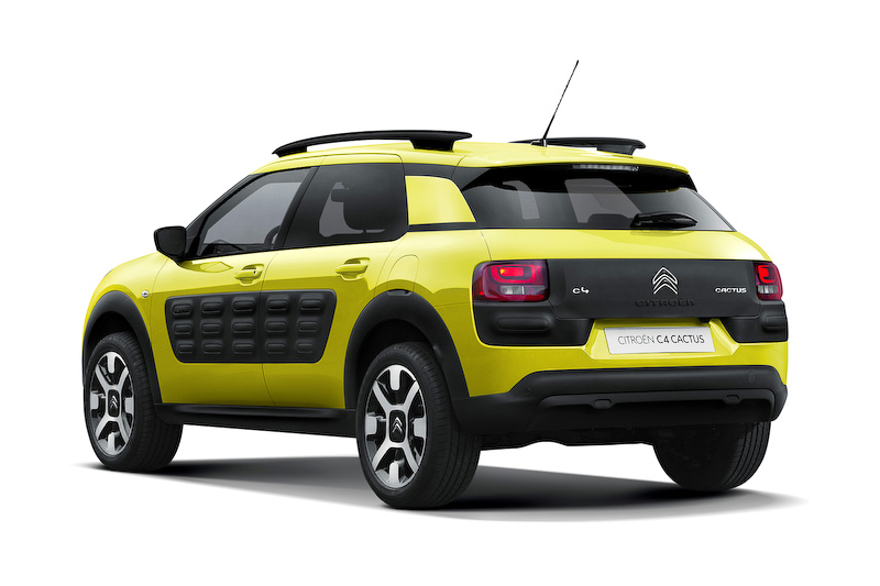 ライトユニットまわりや前後ドアに熱可塑性ポリウレタン製の「AIRBUMP」を採用するC4 CACTUS。ボディサイズは4155×1735×1530mm（全長×全幅×全高）、ホイールベース2595mm。車両重量は1070kg